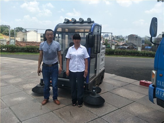意昂4马路扫地机