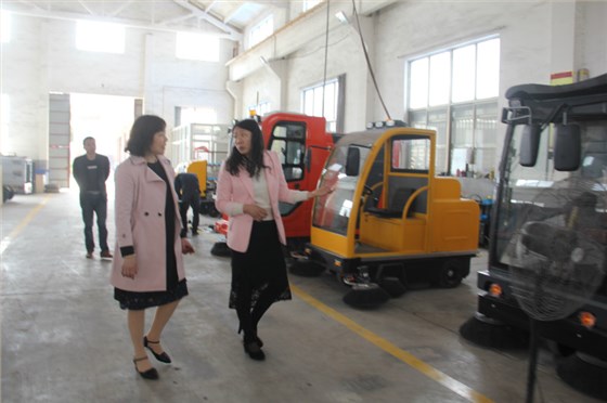 河北客户考察意昂4电动扫地车