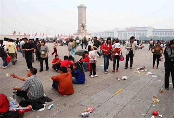 十一黄金周垃圾清理，怎能少的了意昂4扫地车呢？