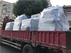意昂4员工高温下加班赶制全封闭电动扫地车