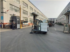 为什么意昂4放弃人工清洁和使用驾驶扫地车？