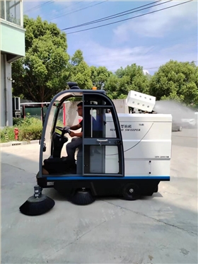 车库清扫车：城市清洁的科技革新 