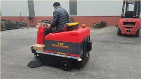 小型扫地车：工厂车间的清洁无扬尘困扰