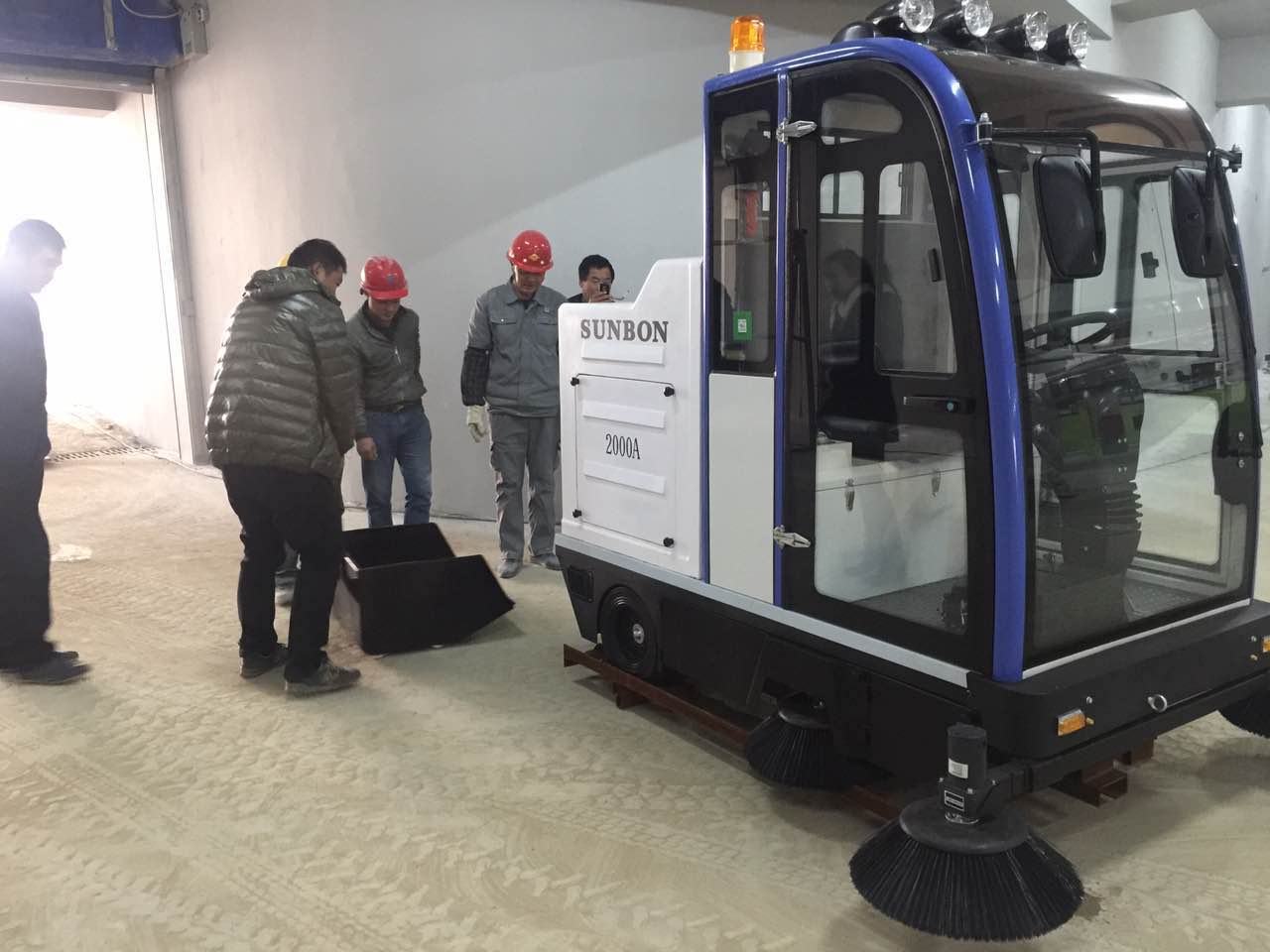 意昂4车库扫地车2000A