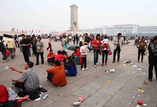 十一黄金周垃圾清理，怎能少的了意昂4扫地车呢？
