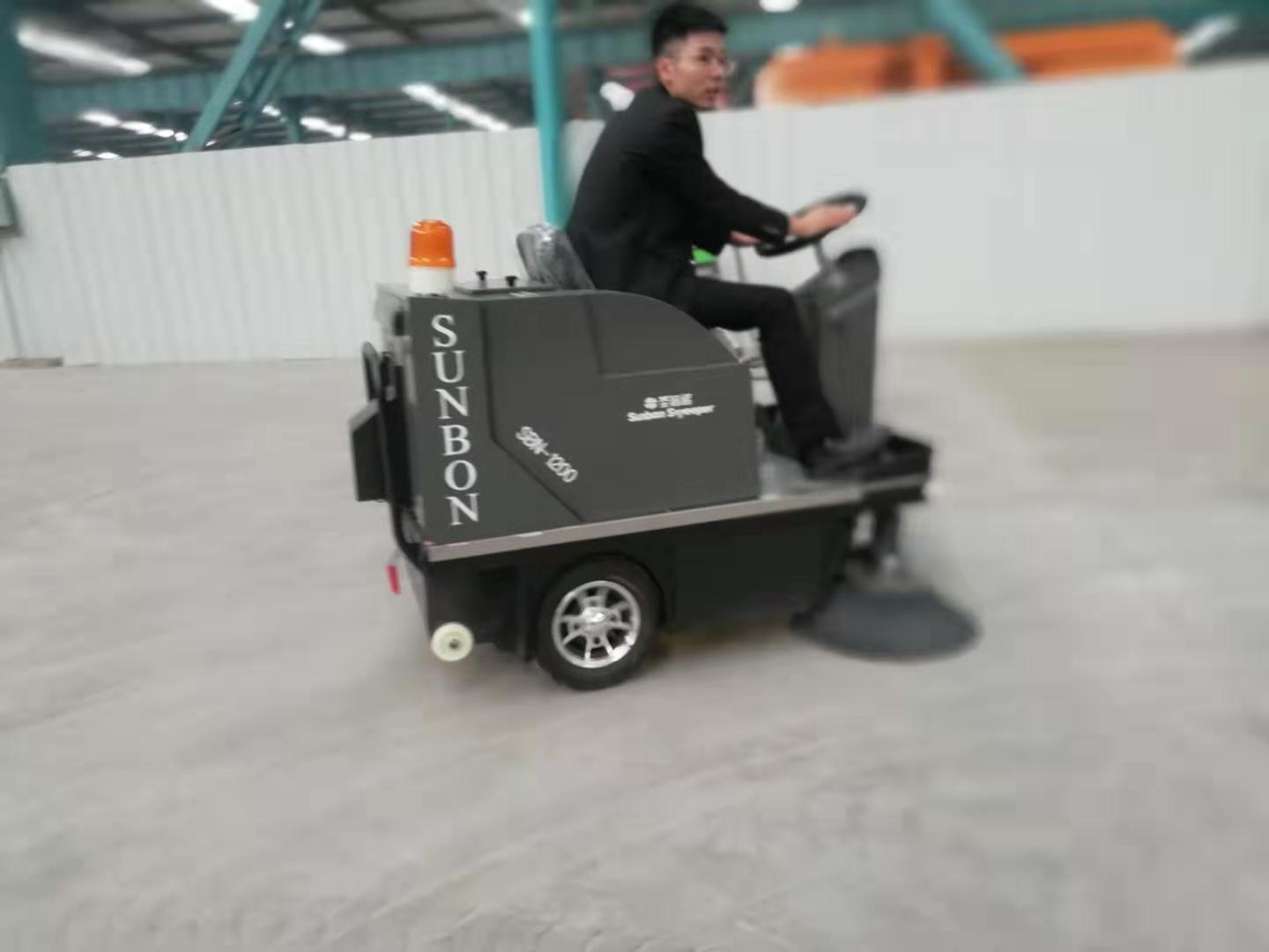 【360&deg;旋转】意昂4工业扫地机,吸尘范围广,效率高！