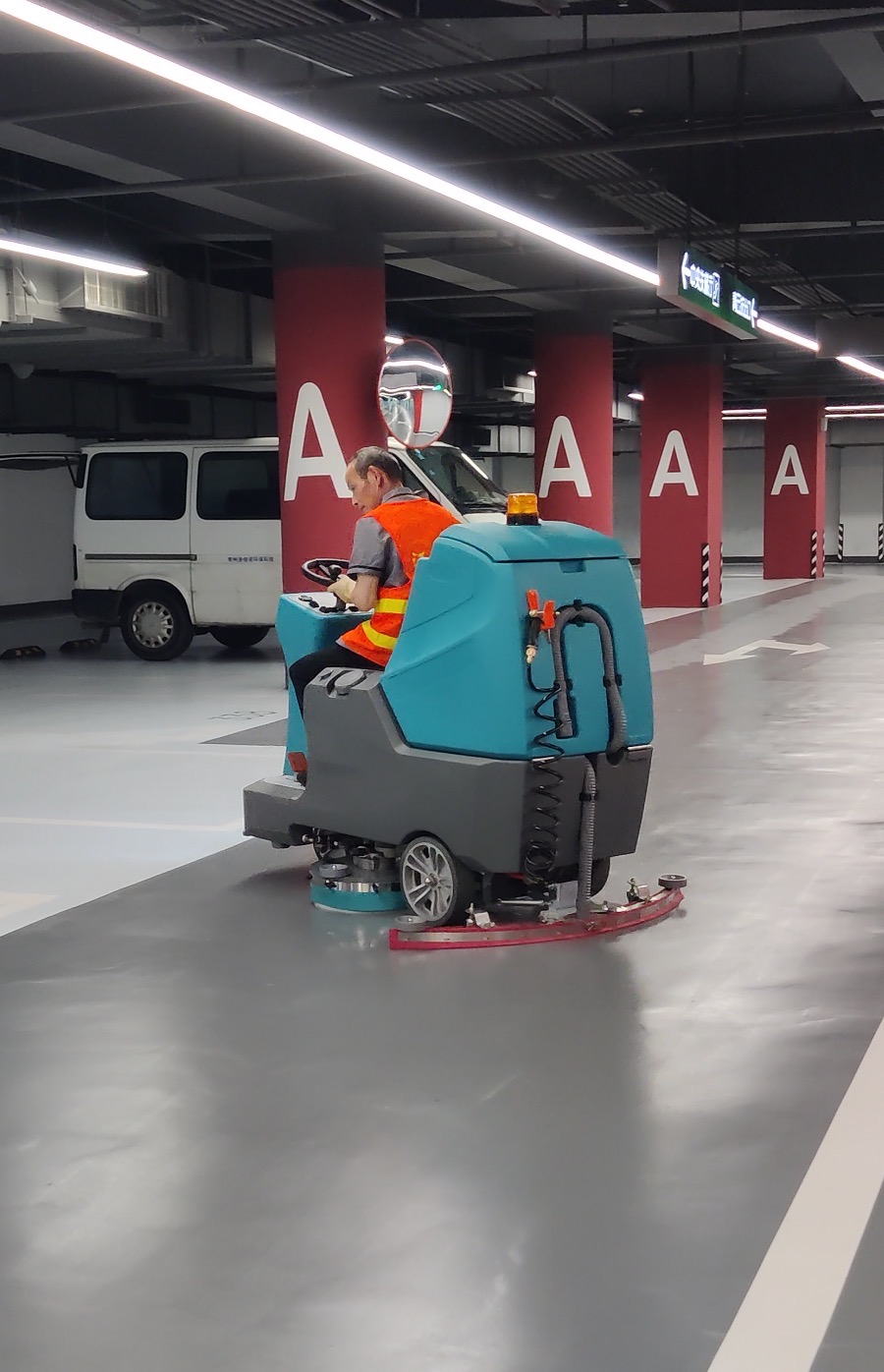 SBN-900 floor scrubber